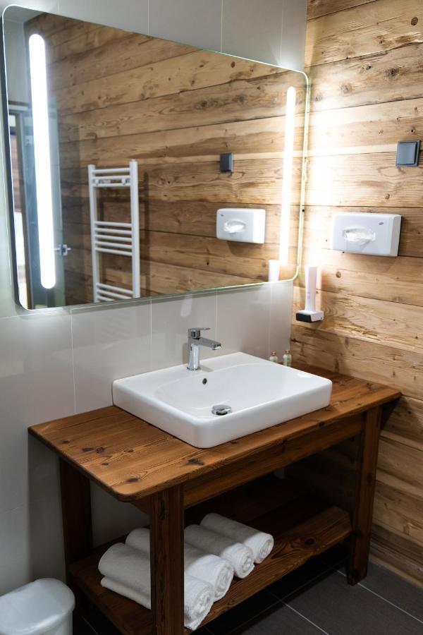Hotel Kristaly Konferencia & Wellness Ajka エクステリア 写真