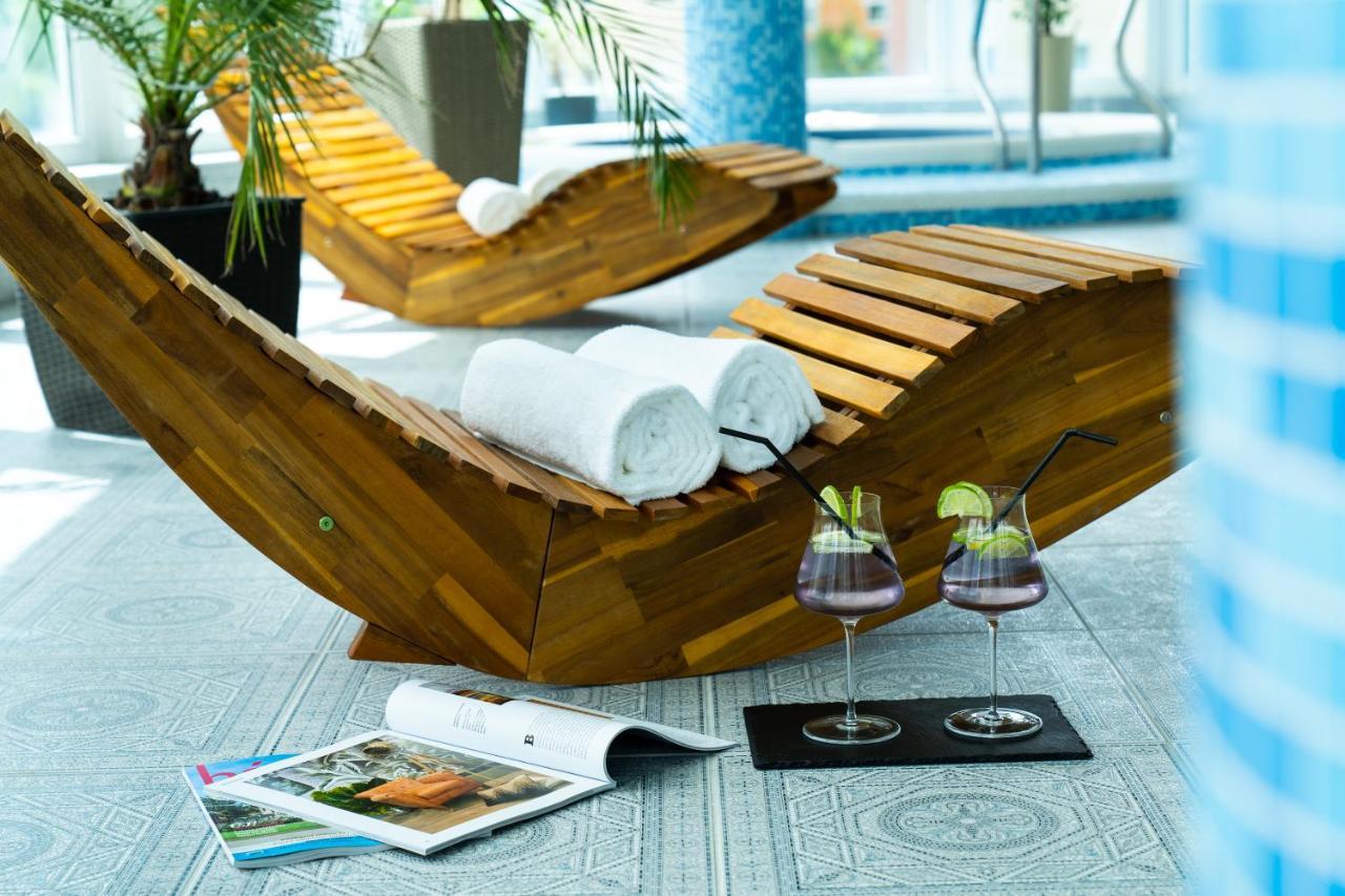 Hotel Kristaly Konferencia & Wellness Ajka エクステリア 写真