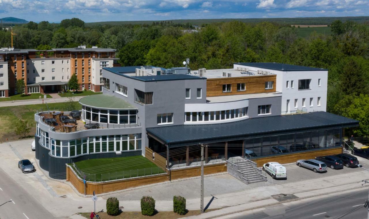 Hotel Kristaly Konferencia & Wellness Ajka エクステリア 写真