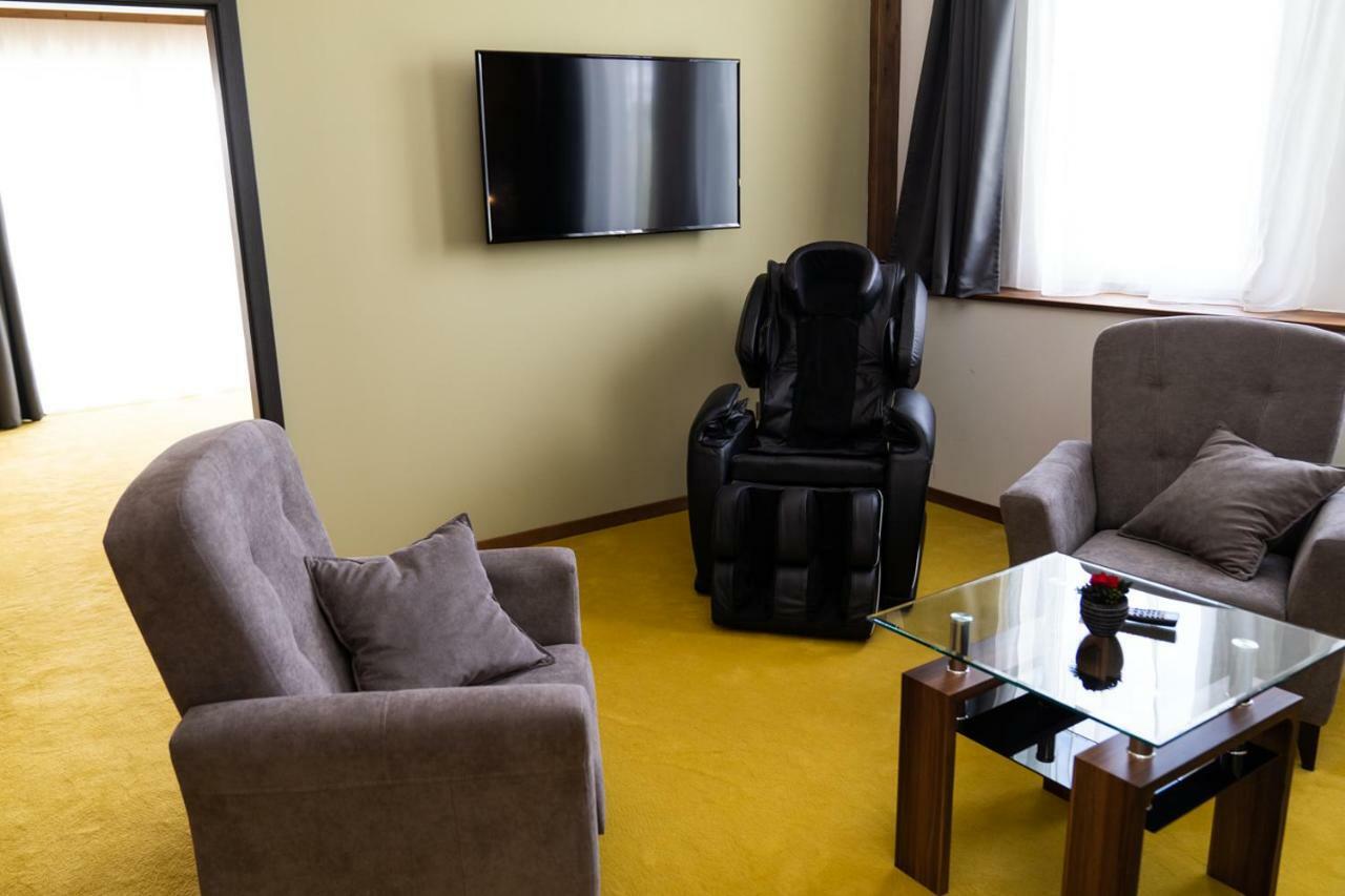 Hotel Kristaly Konferencia & Wellness Ajka エクステリア 写真