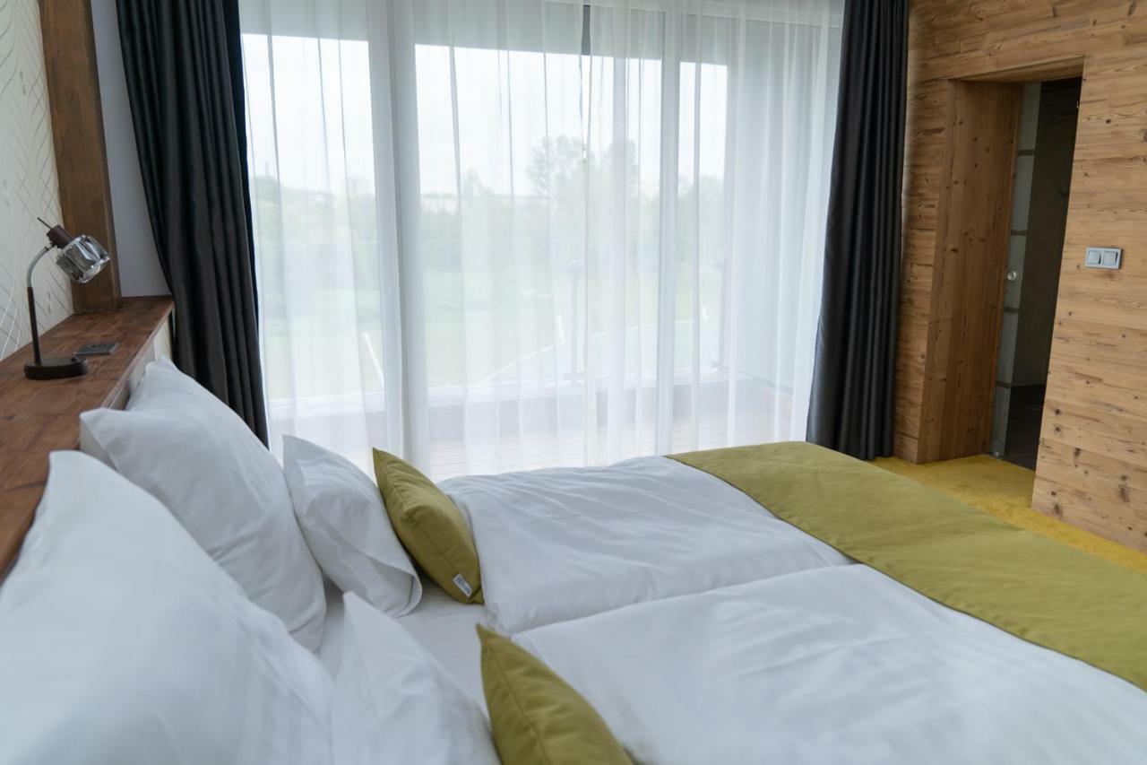 Hotel Kristaly Konferencia & Wellness Ajka エクステリア 写真